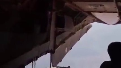 Le pilote d'un avion de chasse fait un petit coucou à ses collègues