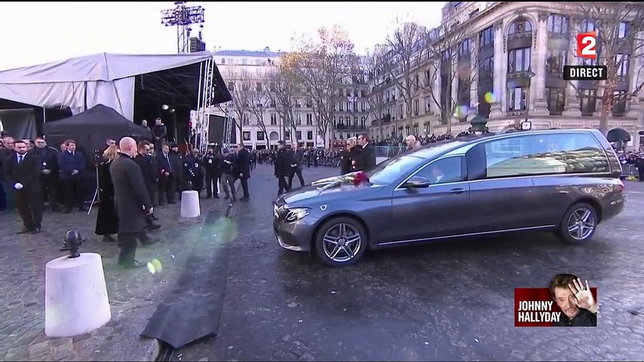 Hommage à Johnny : l'émotion bouleversante de ses enfants et de Laeticia au pied de l'église de la Madeleine