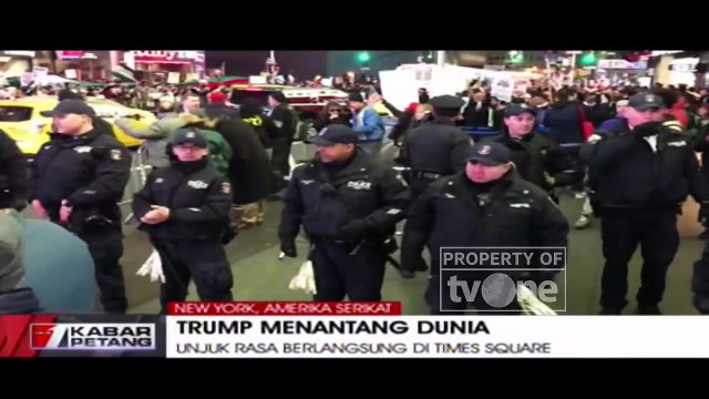 Warga New York Berunjuk Rasa di Times Square Mengecam Keputusan Donald Trump