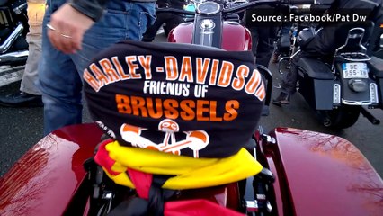 Avec les bikers dans le cortège suivant Johnny Hallyday