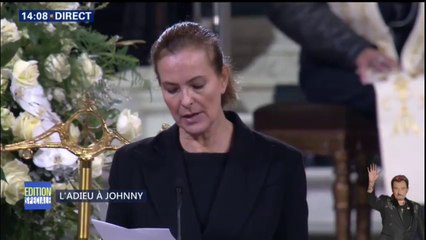 Carole Bouquet prend la parole à La Madeleine, avant que les musiciens ne reprennent "Toute la musique que j'aime"