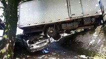 Ladeira em Vila Velha provoca (mais um) acidente com carro e caminhão