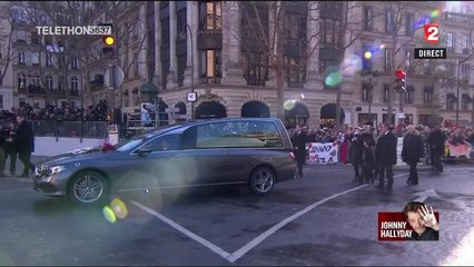 Hommage de Johnny Hallyday : Laeticia porte la croix du chanteur