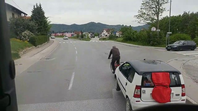 Ce papy tire une voiture à vélo !!! Costaud le grand-père