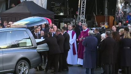 Funérailles de Johnny Hallyday : la famille de Johnny attend devant l'église