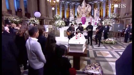 Matthieu Chedid, Maxim Nucci et Yarol Poupaud jouent "Je te promets" devant le cercueil de Johnny Hallyday