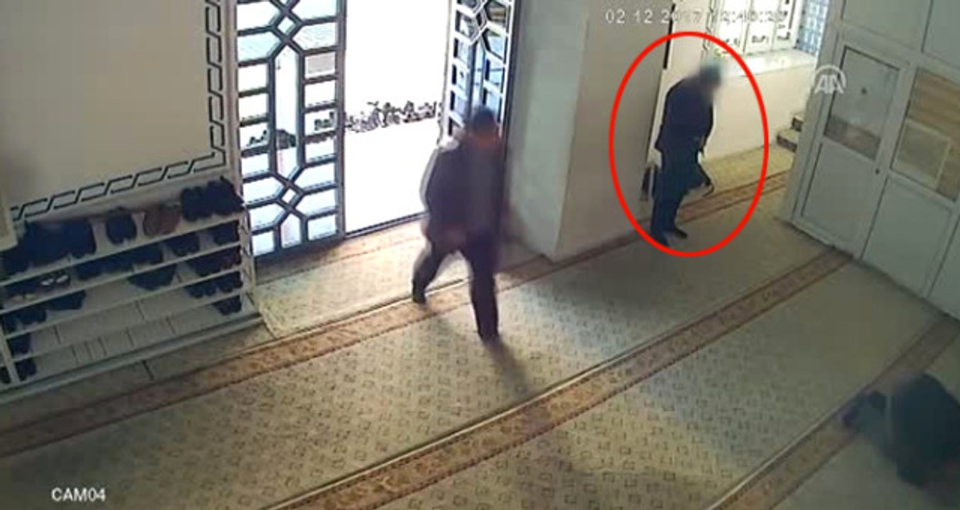 Camide Namaz Kılar Gibi Yaparak Cep Telefonu Çalan Hırsız Yakalandı