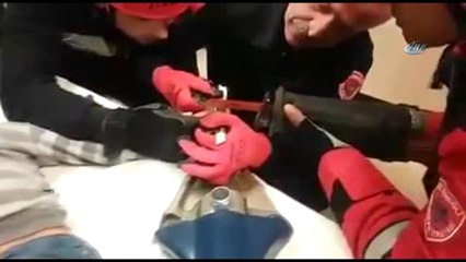 Parmağı Metale Sıkışan Çocuğu İtfaiye Kurtardı