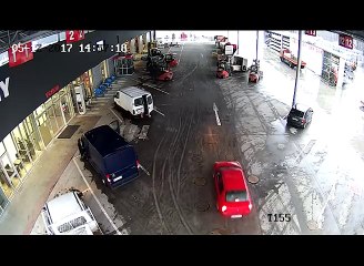 Descargar video: Ils stoppent un braquage avec des Transpalettes pour bloquer une voiture !