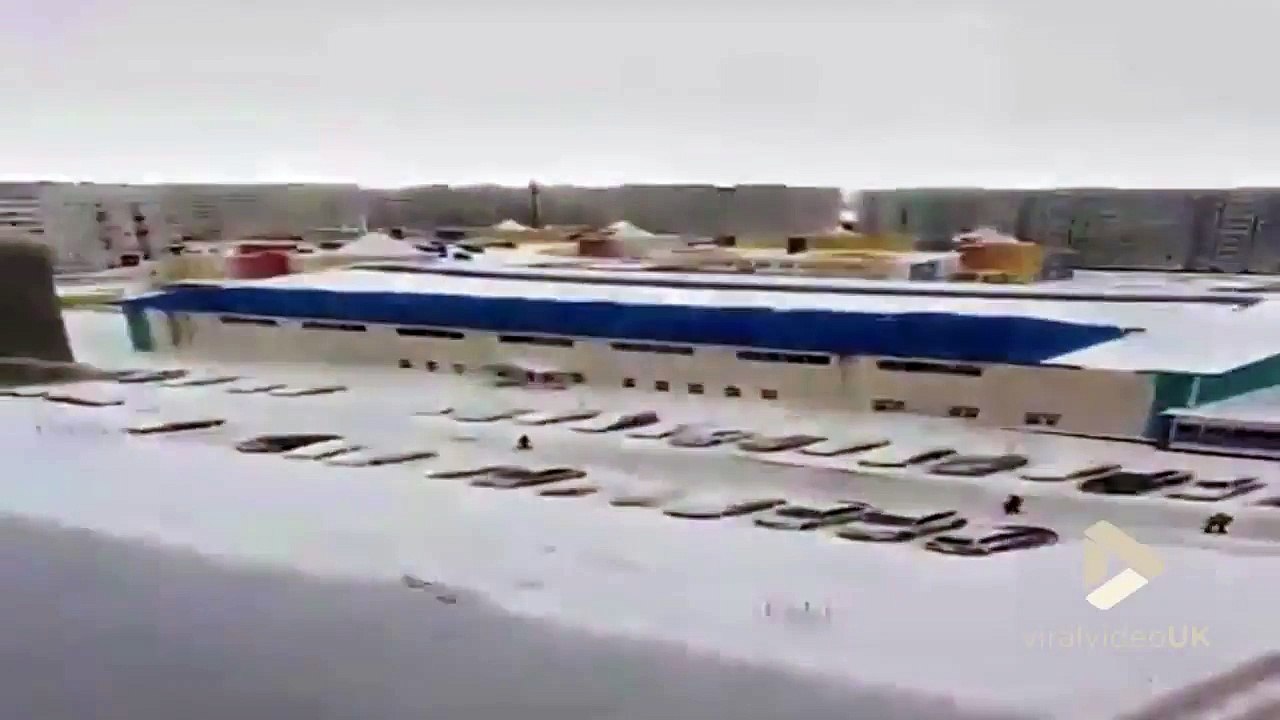 Des tonnes de neige se fracassent sur des voitures sous le toît d'un bâtiment !