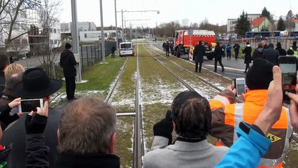 Tramway de Saint-Louis: les pompiers au secours d'un véhicule embourbé