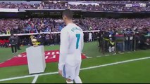 Voici le très heureux Cristiano Ronaldo montrant à ses fans ses 5 Ballons d'Or.