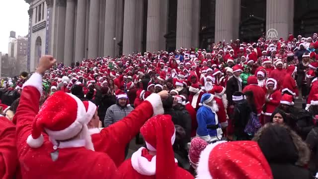 Noel Baba Kıyafeti Giymiş Binlerce New York'lu Farley Postanesi Önünde Biraraya Geldi - New