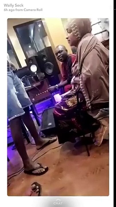 Wally Seck danse devant sa Maman Diaga... Tres Emouvant