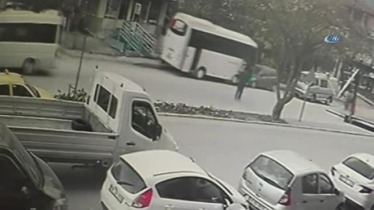 Direksiyon Başında Kalp Krizi Geçiren Şoför Ters Yöne Girdi...kaza Anı Kamerada