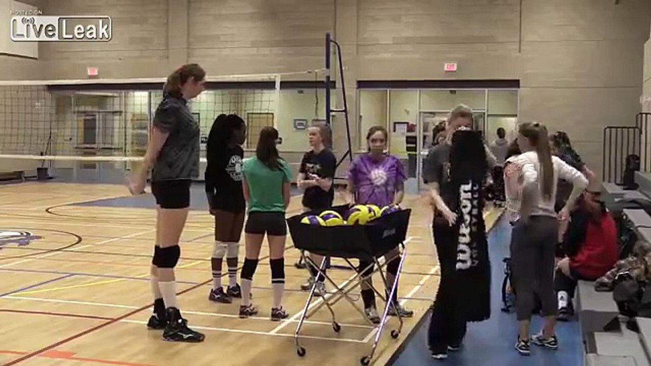 A 15 ans elle dépasse le filet de volley ball.. et joue comme une pro !