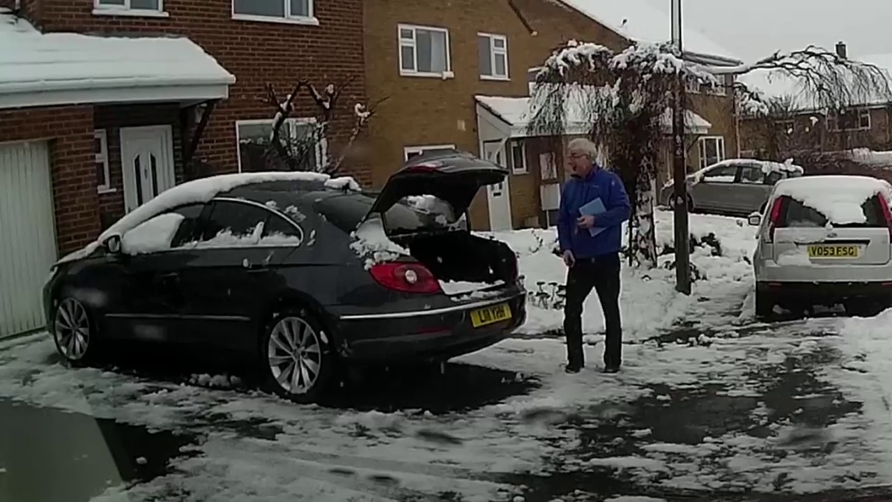 Les voitures modernes.. ça aime pas la neige... Dans le coffre !