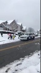Boules de neige entre enfants.. et policiers du quartiers !