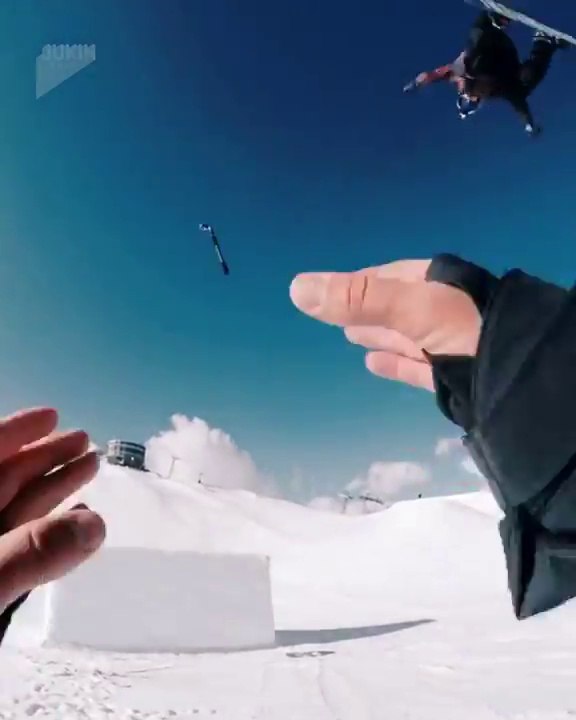 Ce rider lâche sa caméra en plein saut en Snowboard !