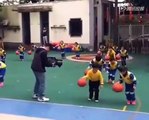 Ces gamins chinois apprennent le Basket en musique... Futurs champions