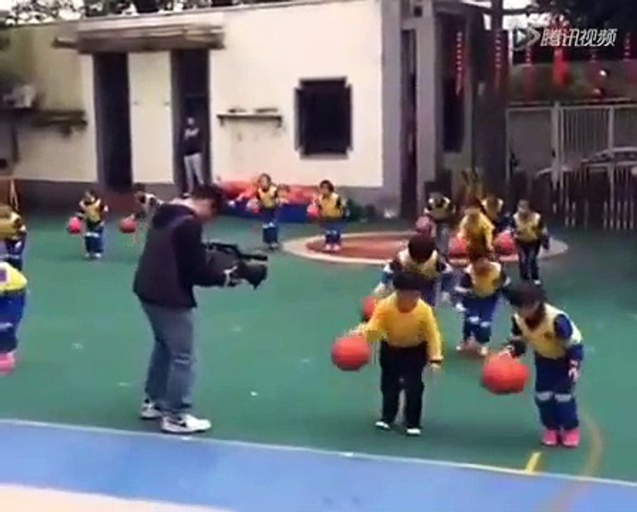 Ces gamins chinois apprennent le Basket en musique... Futurs champions