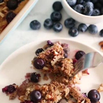 Baked Oatmeal with Blueberries and Bananas