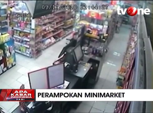 Detik-Detik Aksi Perampokan Minimarket Terekam CCTV
