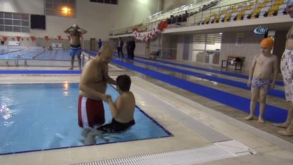 Muş'ta Kış Mevsiminde Yüzme Keyfi