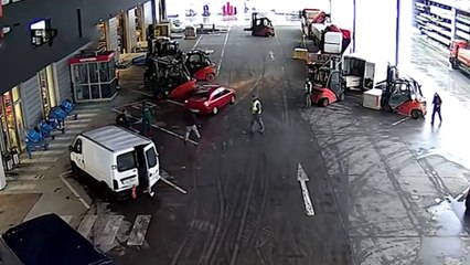 Des employés bloquent des voleurs avec leurs chariots élévateur