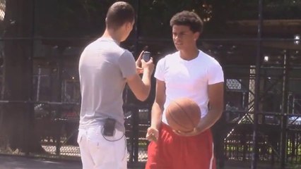 Un mec fait croire à des gens qu'il les prend en photo, jusqu'au moment où ça tourne mal..