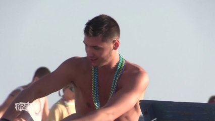 Une femme demande à un homme de lui mettre de la crème solaire, mais un petit détail va tout bouleverser..