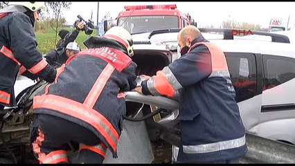 Bayrampaşa'da Kaza; Sürücü Araç İçinde Sıkıştı