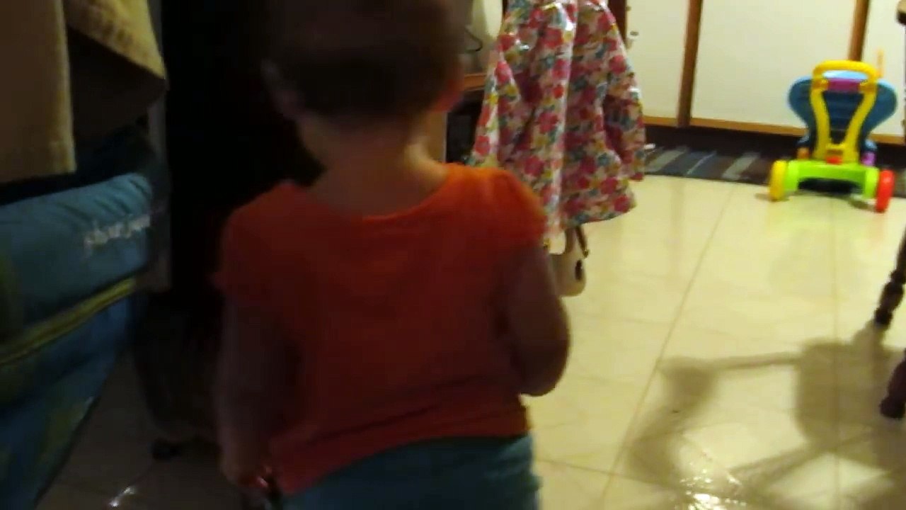 discussion entre bébé et chat