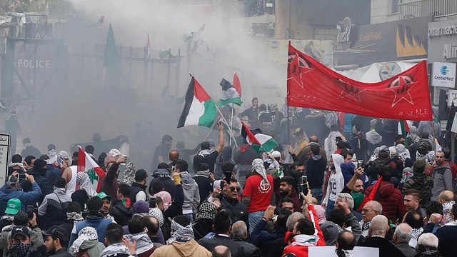 Столкновения у посольства США в Ливане