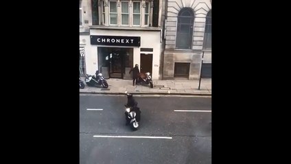 Des hommes à scooter braque une horlogerie de luxe.