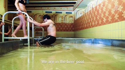 Download Video: Se baigner dans une piscine pleine de bière c'est possible : brasserie incroyable