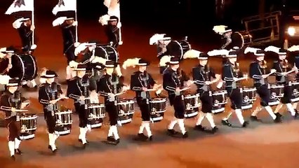 【鳥肌】完璧に揃うドラムラインの一糸乱れぬ演奏が圧巻！「過去最高のドラム演奏だ！」