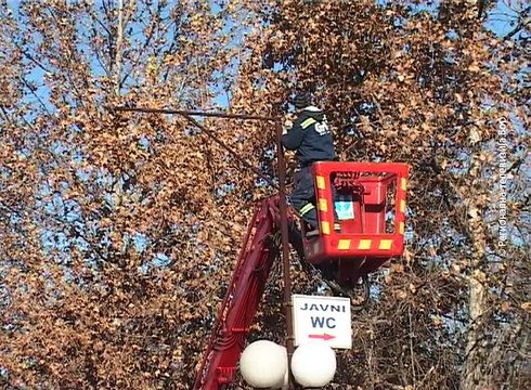 Postavljanje novogodišnjih ukrasa u Boru, 10. decembar 2017 (RTV Bor)