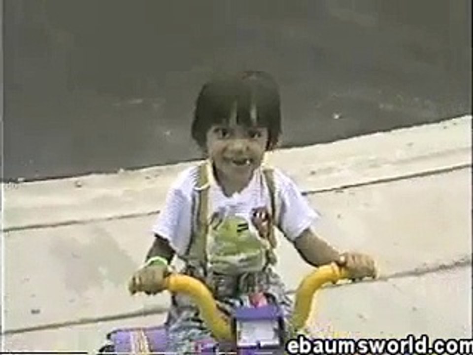 Bisikletle gezen küçük kızın şanssız kazası...