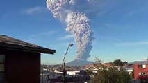 Canlı canlı yanardağ patlaması, devasa dumanlar yükseliyor..