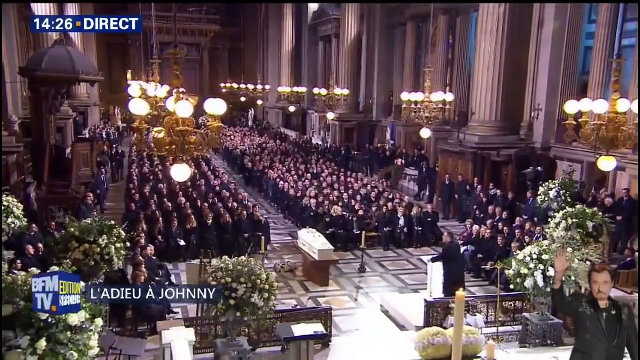 Très ému, Jean Reno lit ''L’Escargot'' durant la cérémonie religieuse pour JohnnyHallyday