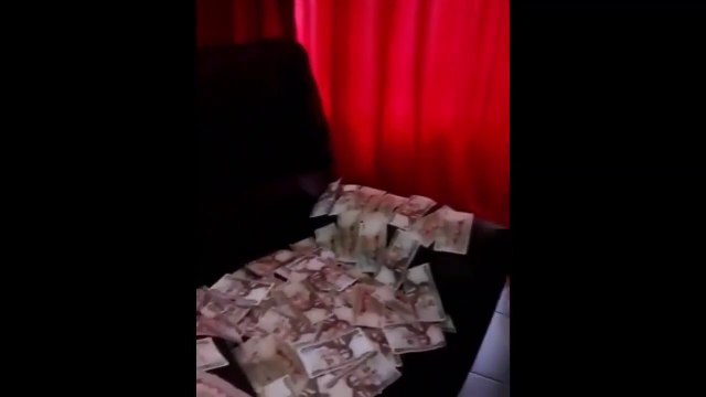 Des braqueurs kenyans exposent leur butin d'un demi million de dollars