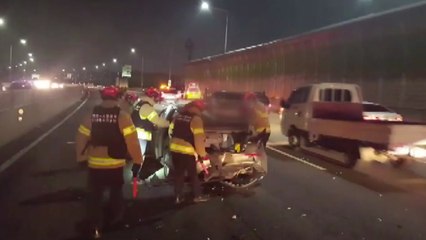 고속도로에서 승용차 3대 '쾅'...1명 다쳐 / YTN