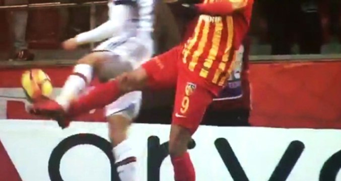 Beşiktaş Maçında Cenk'e Tekme Atan Umut, Hakem Penaltı Verince Çıldırdı