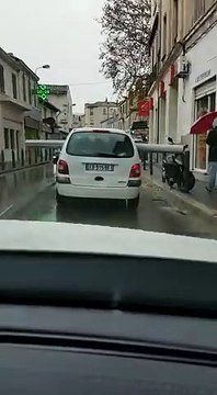 Transport d'un tuyau de 5m en travers d'une voiture à Marseille !!