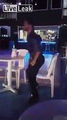 Il se lève... et danse le plus bizarrement du monde !