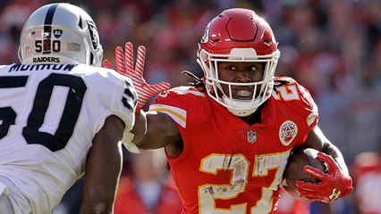 Alex Smith flips it to Kareem Hunt in the flat for 11 yards