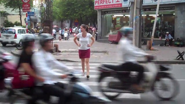 Pas facile de traverser la route au Vietnam... Circulation de dingue