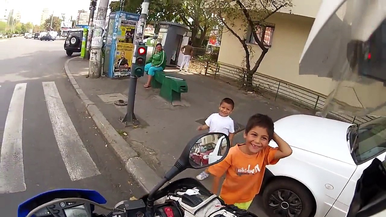 Ce motard cool laisse des gamins jouer avec sa moto... Plus beau jour de leur vie