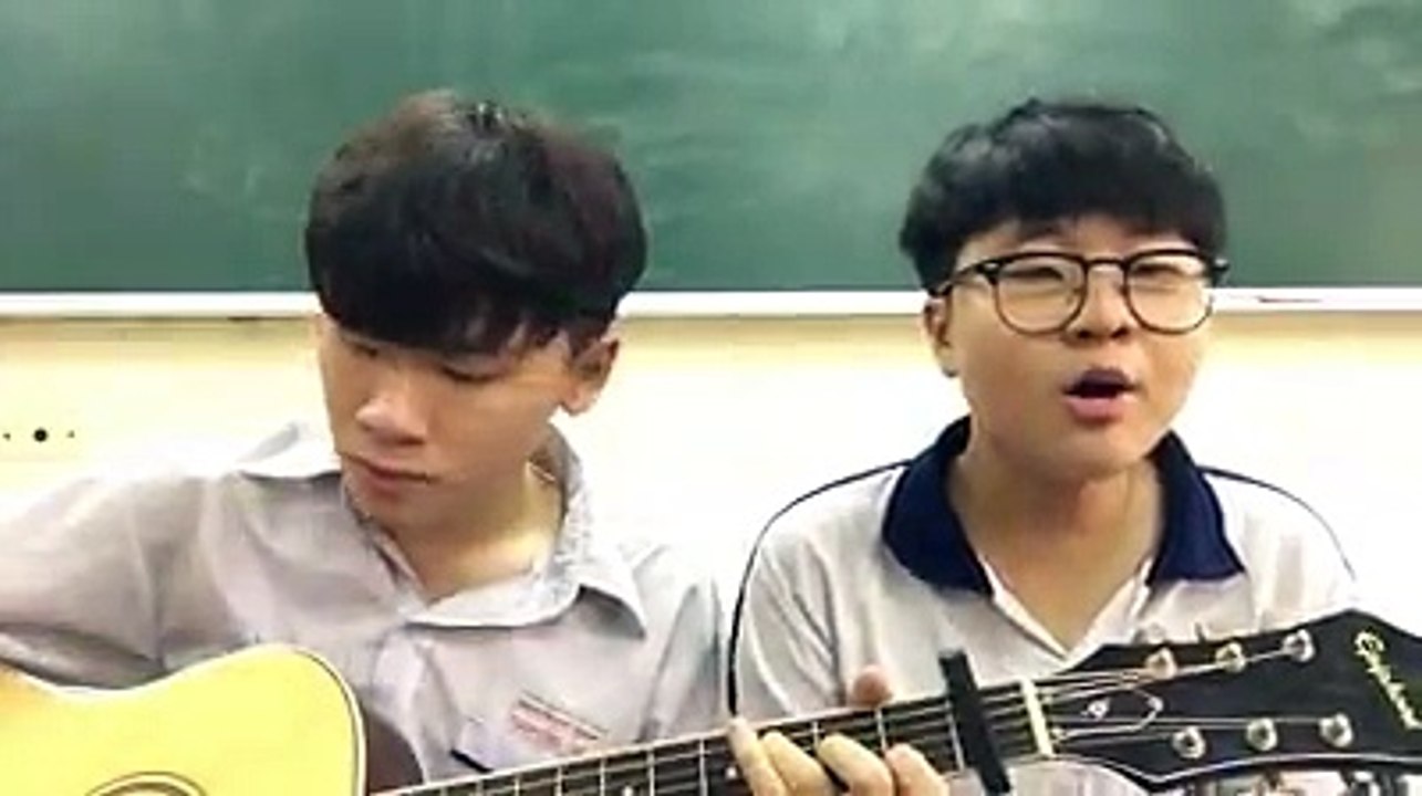 2 bạn học sinh cover Đã lỡ yêu em nhiều và Mặt trời của em